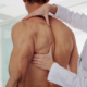 Aufbaukurs Orthopädische-Kinesiologie- Alexandra Sommer- Therapeutin arbeitet an männlichem Rücken